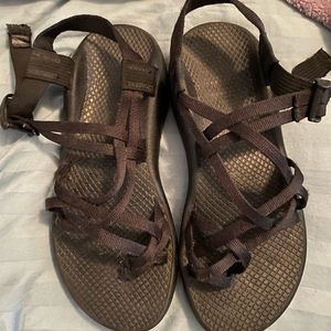 Chacos black in color. Don’t like the strap around toe